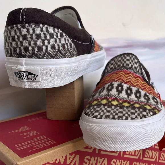 Vans WMNS Classic Slip-0n
Fair Isle Brown/Multi
VN0A5JMHBF0
Sneakers - Picture 9 of 16